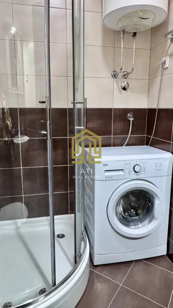 Kupatilo sa tuš kabinom i veš mašinom.