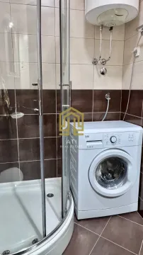 Kupatilo sa tuš kabinom i veš mašinom. - image 12