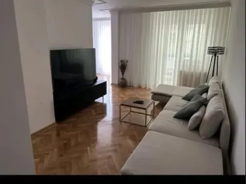 Izdavanje, četvorosoban stan, 114m², Grbavica, Novi Sad Sve Podlokacije - image 1