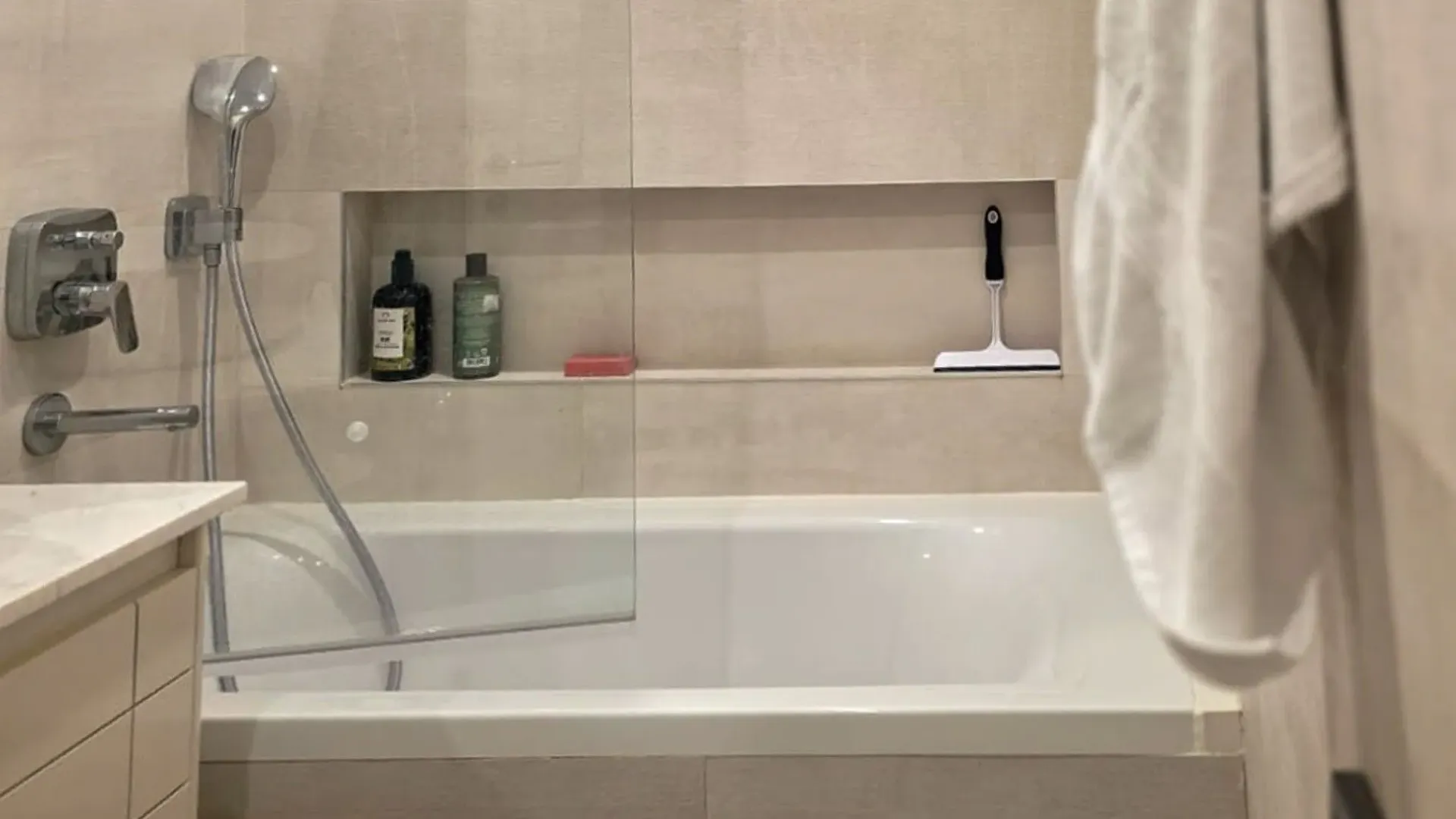 Izdavanje, dvosoban stan, 80m², Tivat, Crna Gora