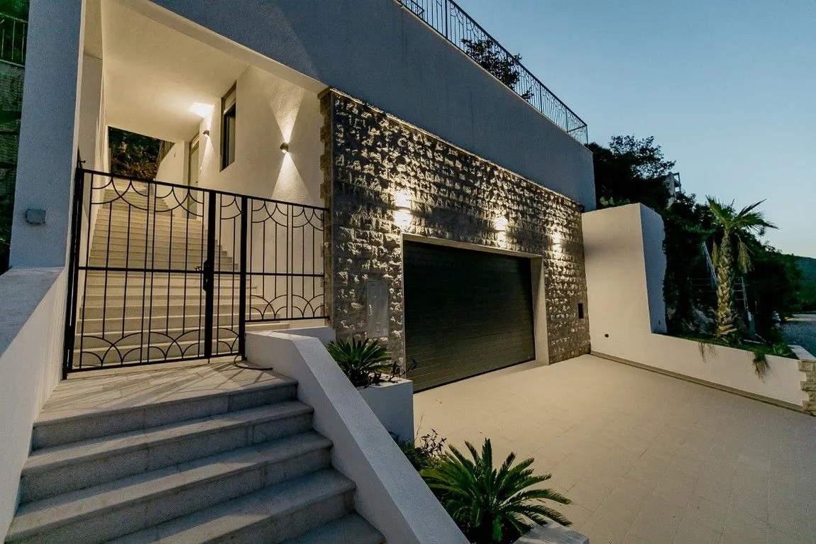 Prodaja, kuća, 236m², Njivice, Herceg Novi