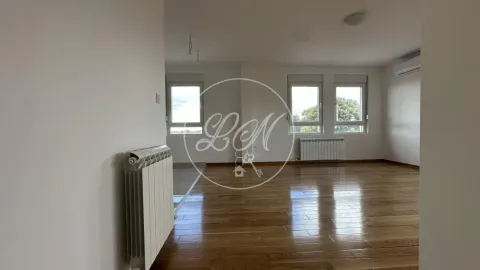 Prazna dnevna soba sa drvenim podom i prozorima. - image 3