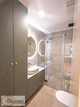 Moderno kupatilo sa tuš kabinom, umivaonikom i ugrađenim ormarićem. - image 16