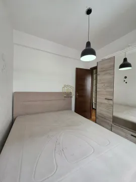 Namještena spavaća soba sa bračnim krevetom i ugradnim ormarom sa ogledalom. - image 3