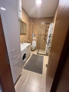 Savremeno opremljeno kupatilo sa tuš kabinom i veš mašinom. - image 4