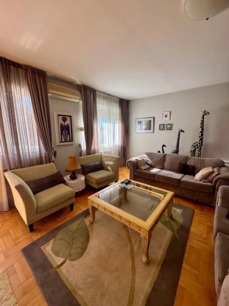 Izdavanje, trosoban stan, 115m², Gorica C, Podgorica