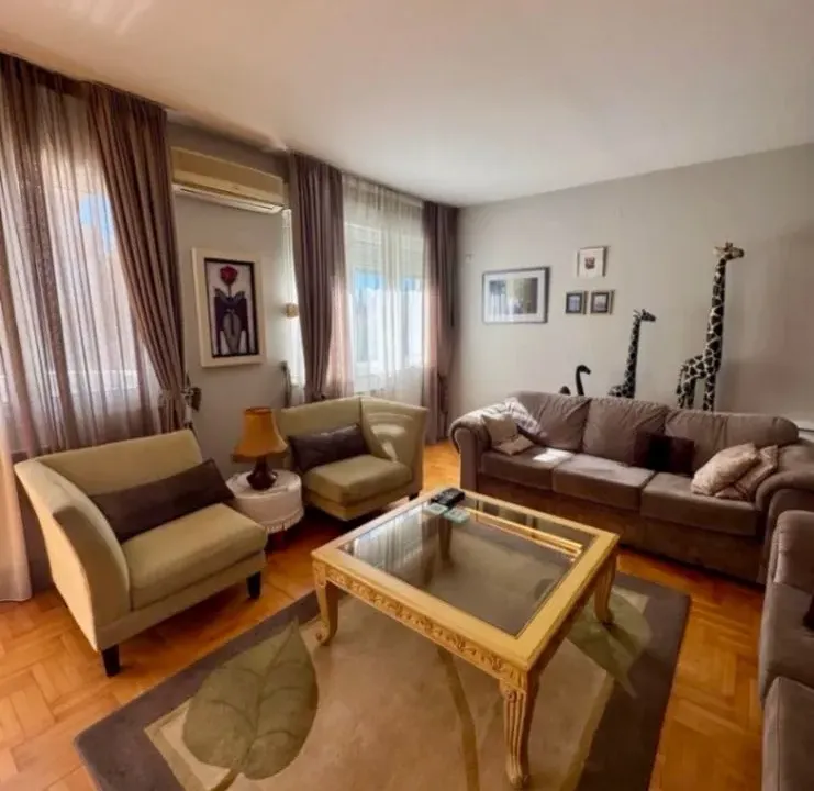 Izdavanje, trosoban stan, 115m², Gorica C, Podgorica