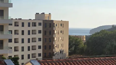 Pogled na fasadu zgrade i okolni pejzaž sa morem u pozadini. - image 11