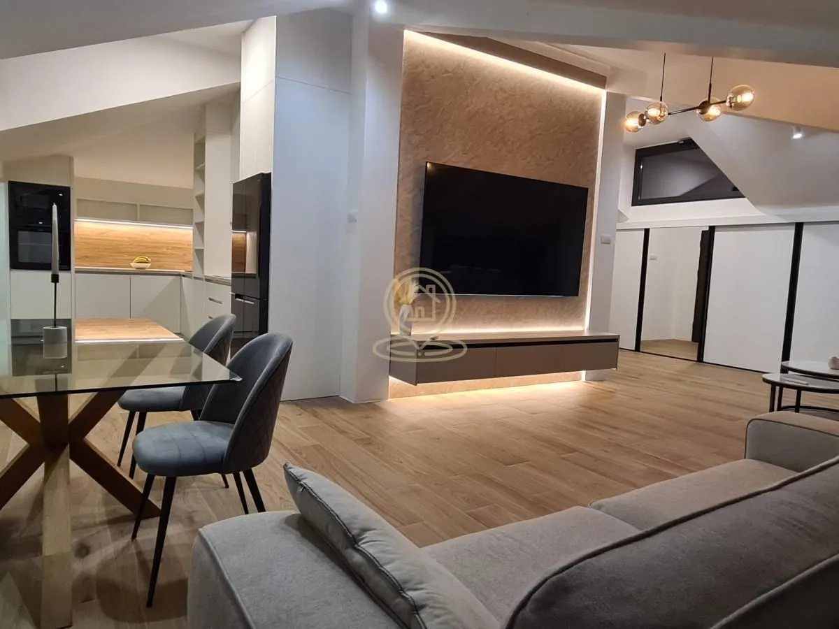 Izdavanje, trosoban stan, 200m², Savski Venac, Beograd