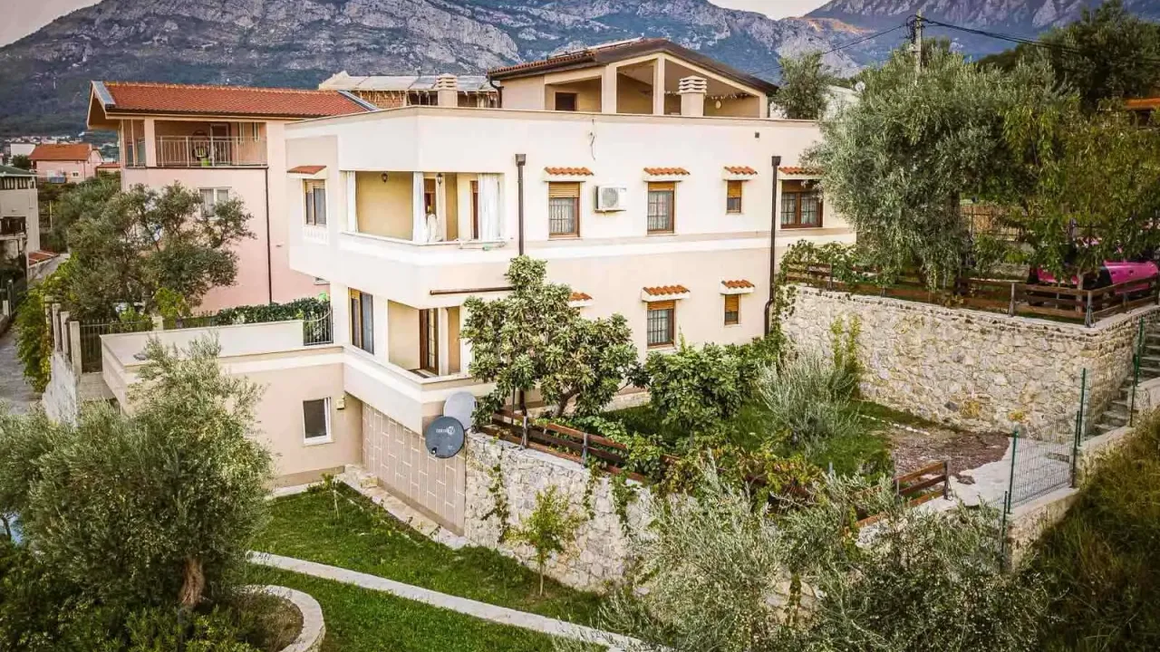 Sale, house, 220m², Bjeliši, Bar