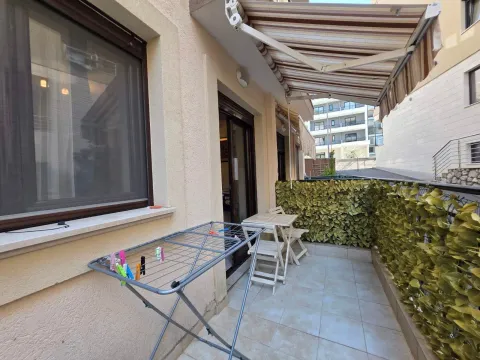 Natkriveni balkon sa garniturom za sjedenje i stalkom za sušenje veša. - image 13