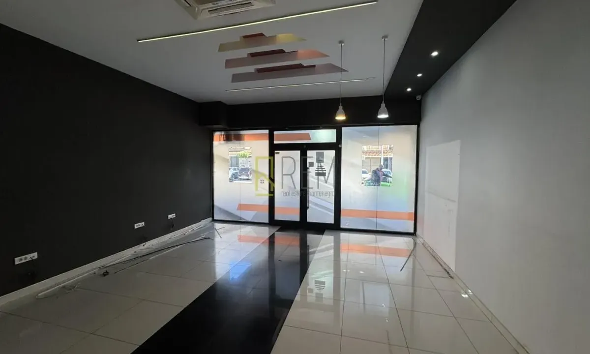 Izdavanje, poslovni prostor, 226m², Preko Morače, Podgorica