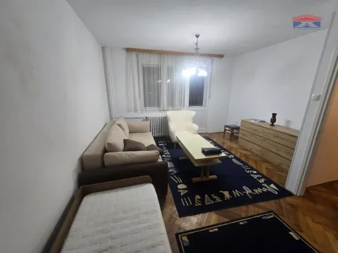 Dnevna soba sa garniturom za sedenje, stočićem i komodom. - image 17