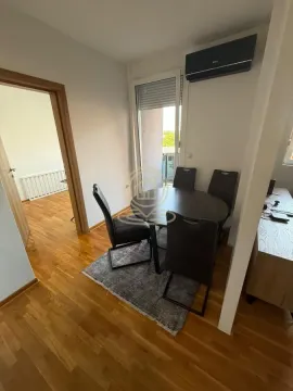 Trpezarija sa stolom i stolicama, parketom na podu i izlazom na terasu. - image 8