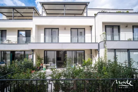 Pogled na spoljašnjost moderne stambene zgrade sa terasam i dvorištem. - image 43