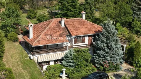 Pogled iz vazduha na porodičnu kuću sa krovom od crepa i uređenim dvorištem. - image 25