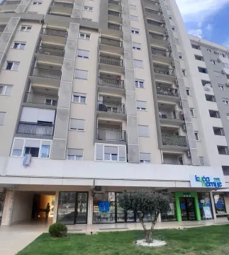 Spoljašnji izgled višestambene zgrade sa poslovnim prostorima u prizemlju i uređenim dvorištem. - image 7