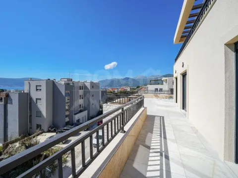 Rent, three bedroom apartment, 119m², Tivat, Crna Gora - image 18