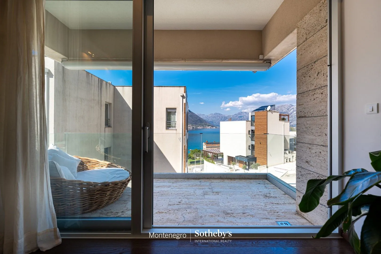 Sale, two bedroom apartment, 82m², Dobrota, Kotor