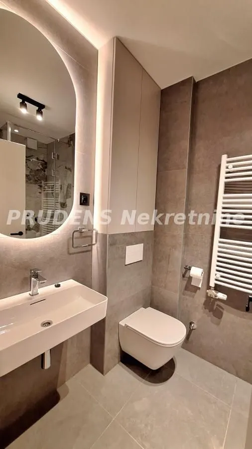 Izdavanje, dvosoban stan, 62m², Vračar Sve Podlokacije, Beograd