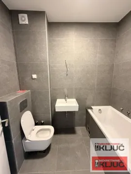 Moderno opremljeno kupatilo sa kadom, umivaonikom i toaletom. - image 9