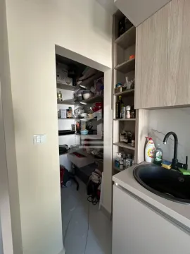 Manja kuhinja sa sudoperom i ostavom u produžetku. - image 4