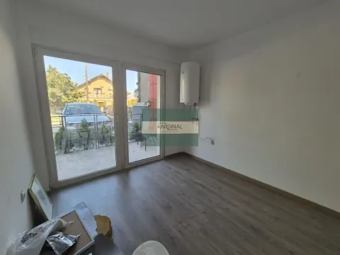 Prazna soba sa laminatom i izlazom na terasu ili dvorište. - image 11