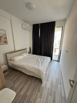 Spavaća soba sa bračnim krevetom, klima uređajem i izlazom na terasu. - image 6