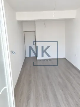 Prazna svijetla prostorija sa laminatom i bijelim zidovima. - image 4