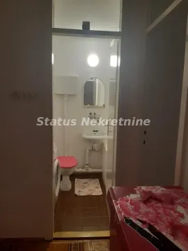 Pogled iz hodnika na manje kupatilo sa sanitarijama i veš mašinom. - image 8