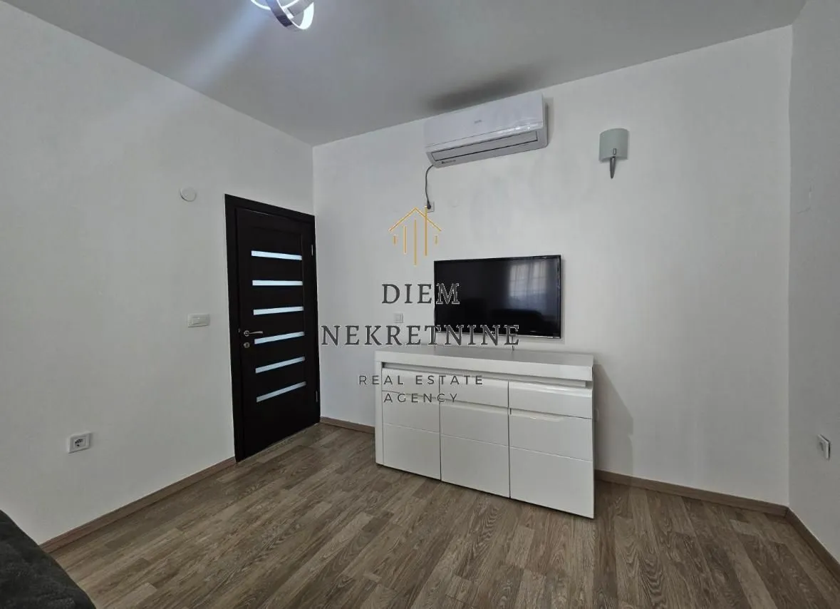 Izdavanje, trosoban stan, 120m², Centar, Bar
