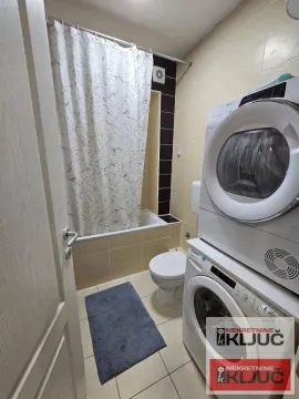 Kupatilo sa kadom, toaletom i veš mašinom. - image 13