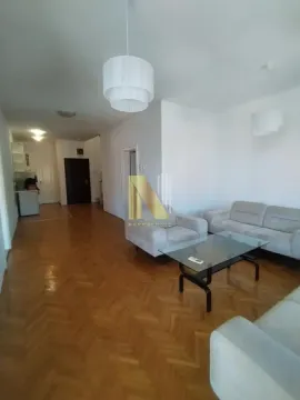 Dnevni boravak sa garniturom i drvenim podom. - image 3