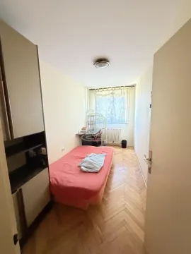 Manja spavaća soba sa krevetom, radnim stolom i ormarom. - image 12