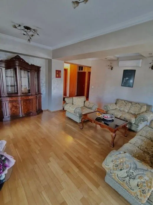 Izdavanje, dvosoban stan, 80m², Centar, Podgorica