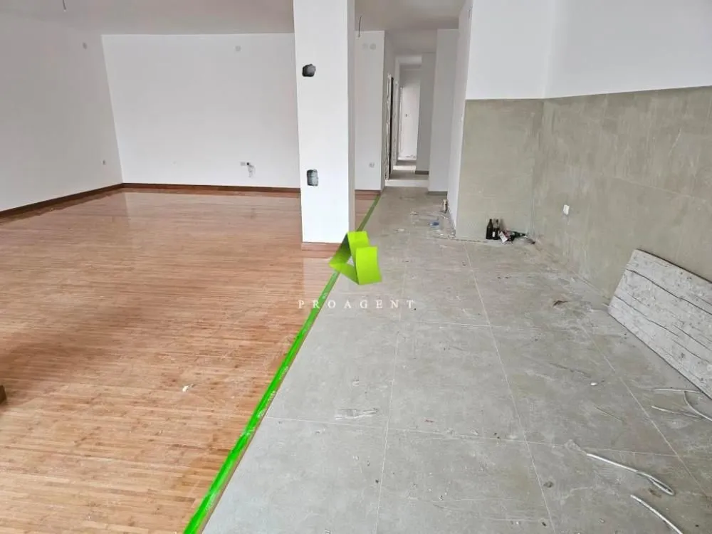 Prodaja, trosoban stan, 183m², Pantelej, Niš