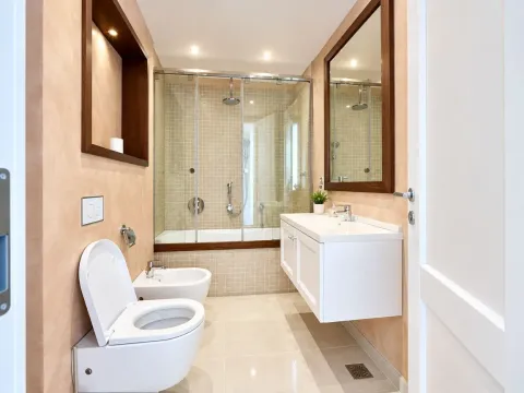Moderno opremljeno kupatilo sa tuš kabinom, umivaonikom i sanitarijama. - image 15