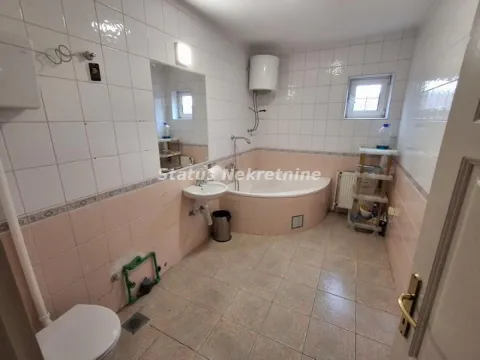 Kupatilo obloženo keramičkim pločicama sa ugradnom kadom, umivaonikom i wc šoljom. - image 11