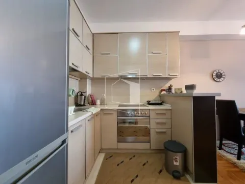 Manja kuhinja sa svijetlim elementima i ugradnim uređajima. - image 4