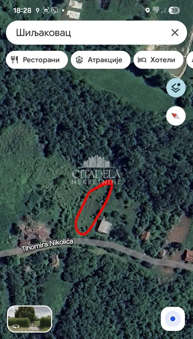 Satelitski snimak lokacije sa označenom parcelom i okolnim zelenilom.