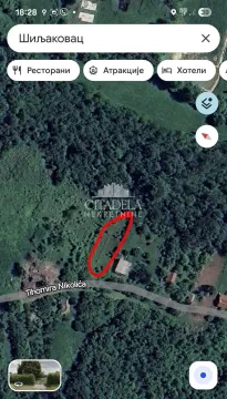 Satelitski snimak lokacije sa označenom parcelom i okolnim zelenilom. - image 7