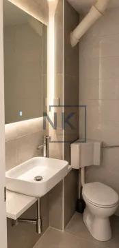 Savremeno opremljeno kupatilo sa umivaonikom i wc šoljom. - image 3