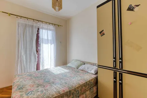 Manja spavaća soba sa bračnim krevetom i ormarom. - image 31