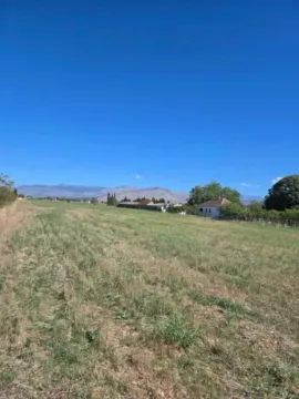 Pogled na prostrano zemljište i okolni pejzaž sa brdima u pozadini. - image 4