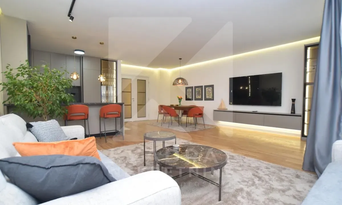 Izdavanje, dvosoban stan, 108m², Central Point, Podgorica