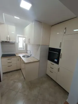 Svijetla i moderna kuhinja sa ugradnim elementima i svijetlim pločicama. - image 6