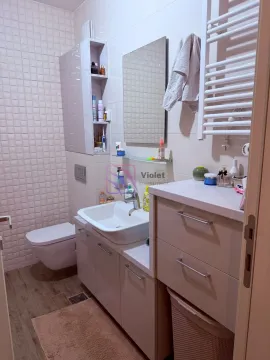 Moderno opremljeno kupatilo sa umivaonikom, WC šoljom i zidnim ormarićem. - image 10