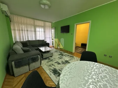 Dnevni boravak sa garniturom, televizorom i trpezarijskim stolom. - image 3