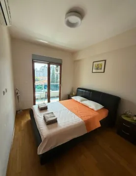 Namještena spavaća soba sa bračnim krevetom i izlazom na terasu. - image 7