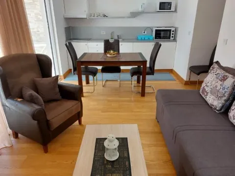 Svijetla dnevna soba spojena sa trpezarijom i kuhinjom. - image 7